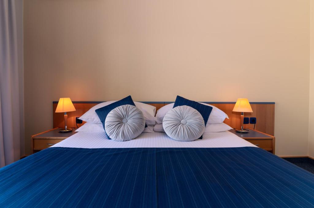 扎达尔塔迈旅馆的卧室配有蓝色和白色的床和枕头