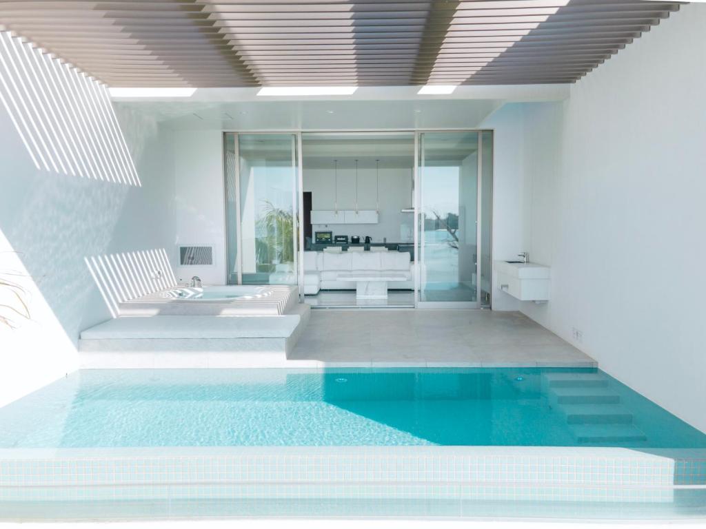 恩纳Villa VALIOSA ON THE BEACH的客厅,带游泳池