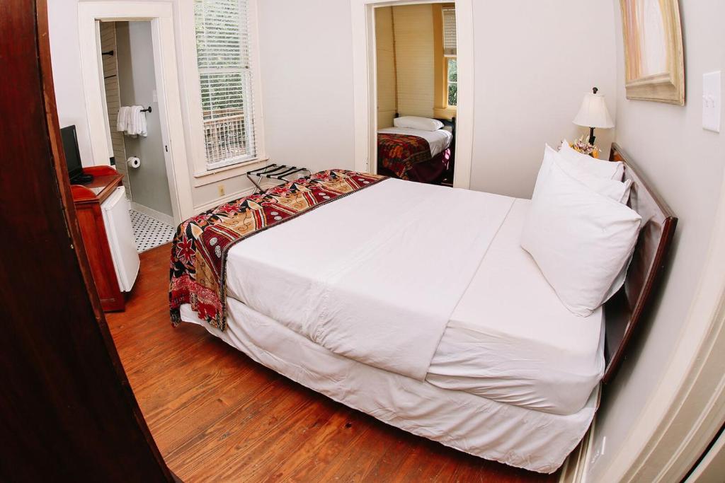 圣安东尼奥Inn on the Riverwalk的卧室配有一张白色大床