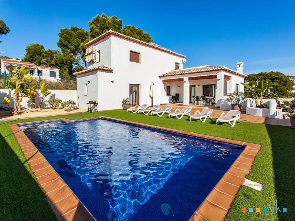 贝尼萨VH CostaBlanca - PINETS的别墅前设有游泳池