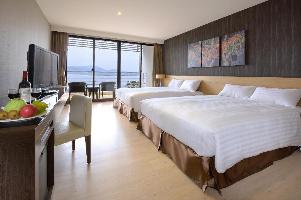 鱼池乡力丽哲园 - 日潭馆的酒店客房设有两张床和电视。