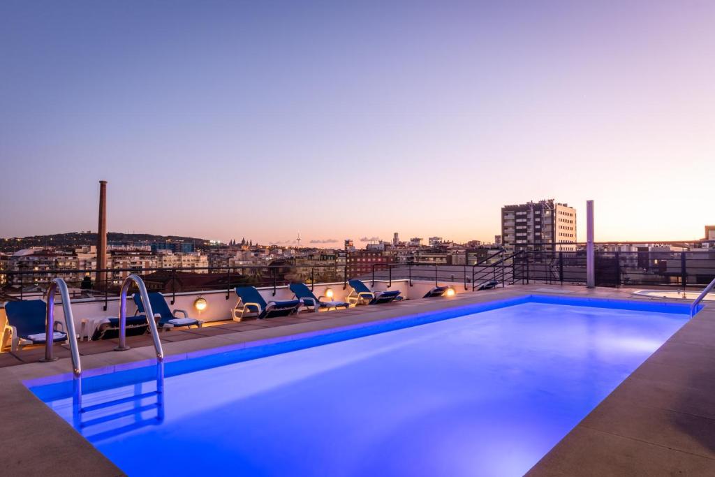 巴塞罗那阿斯顿日光酒店的建筑物屋顶上的游泳池