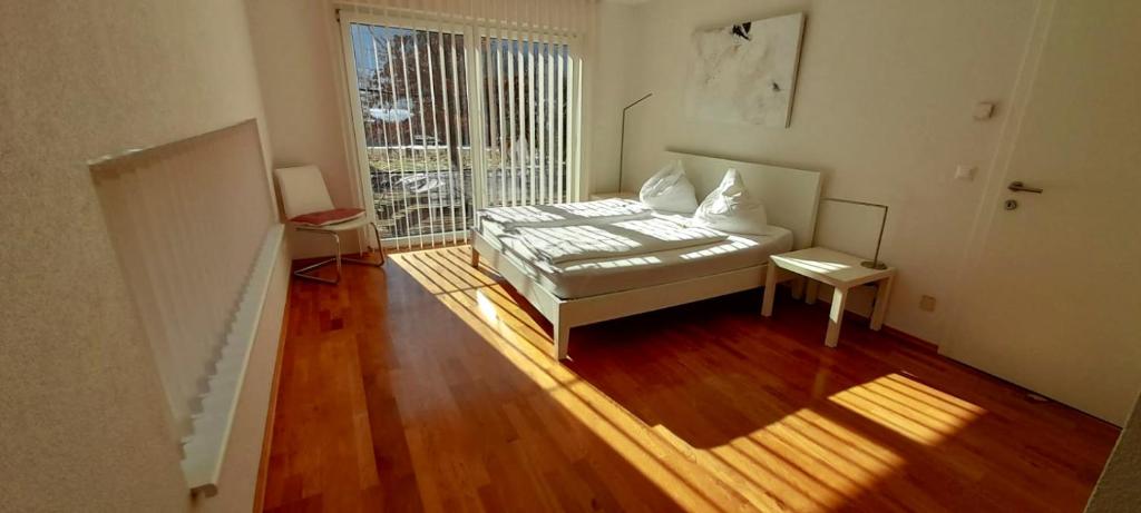 博登斯多夫西德勒温科勒公寓的客厅设有床和窗户