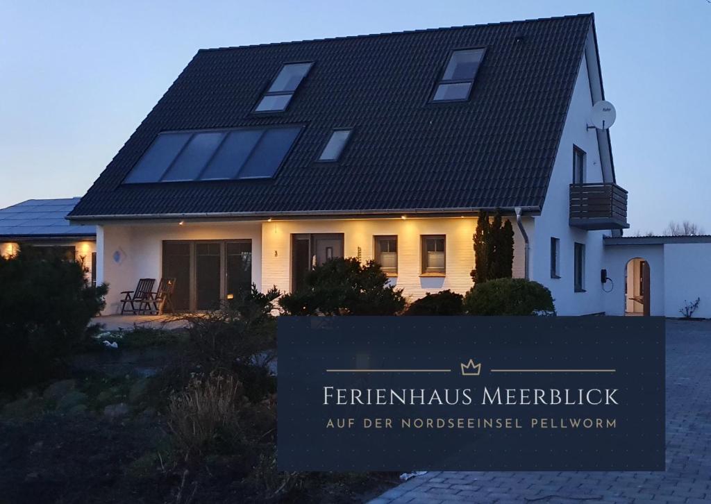 佩尔沃姆Ferienhaus Meerblick的前面有标志的房子