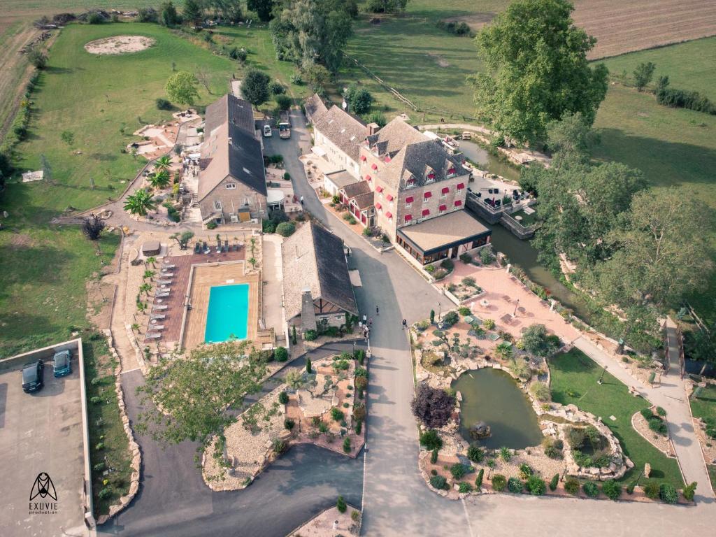 圣热尔韦昂瓦列尔Le Moulin d'Hauterive的享有带庭院的房屋的空中景致