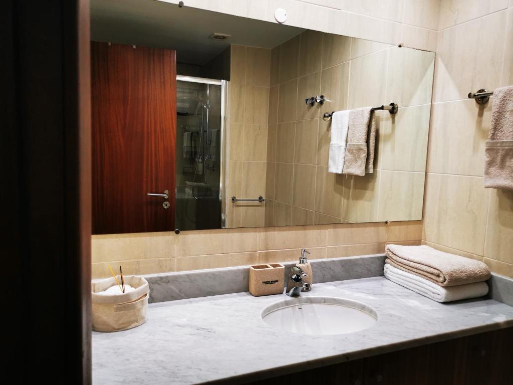 罗安达Apartamento com Vista para a Baía de Luanda的一间带水槽和镜子的浴室