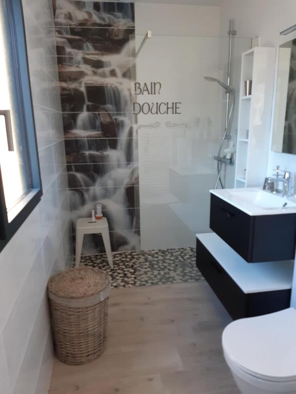 DonzenacLa grande Maison的浴室配有白色卫生间和盥洗盆。