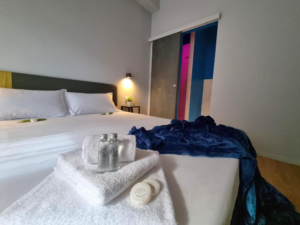 马泰拉Residenza Gramsci的一间卧室配有带毛巾的床