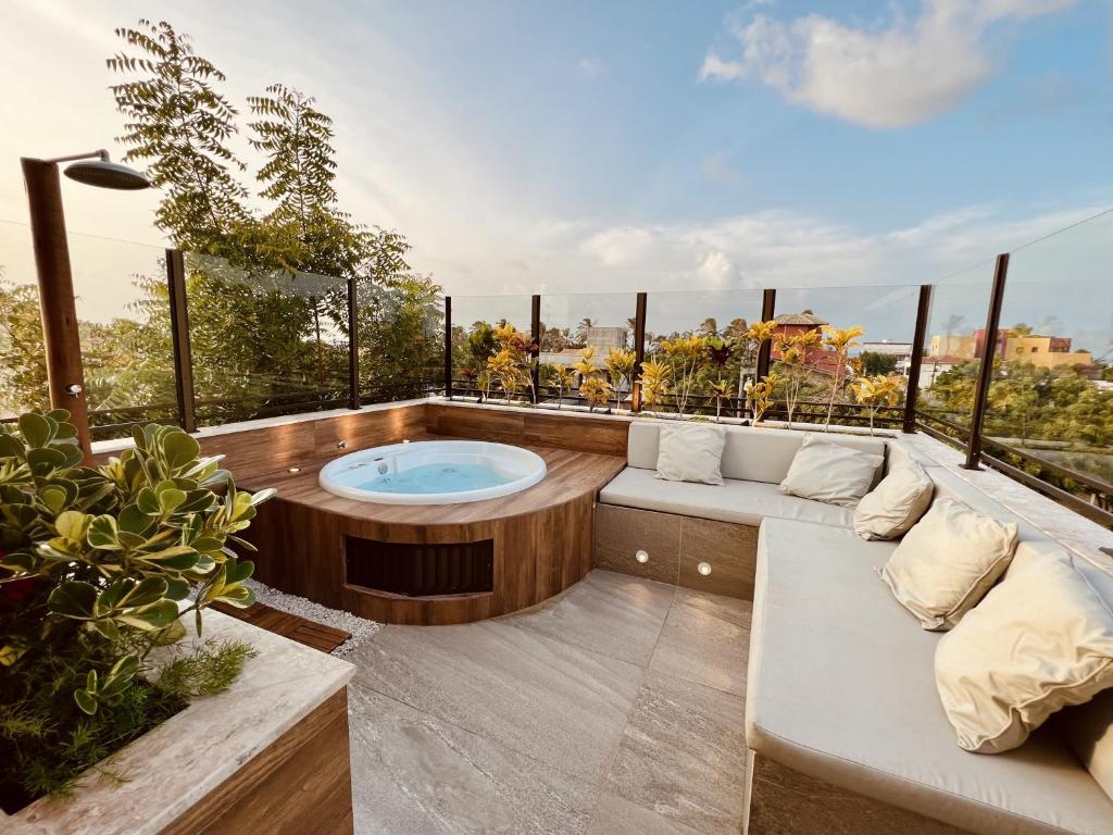 弗雷谢拉斯Apê Jardins的大楼阳台上的热水浴池