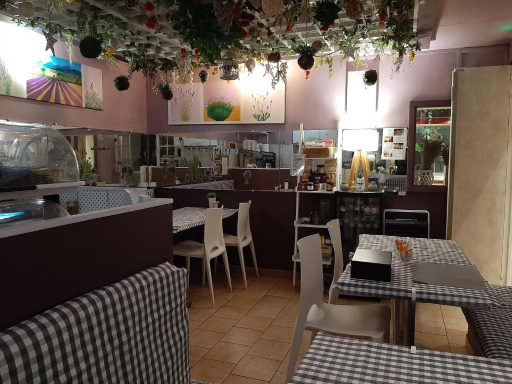 阿维尼翁米农酒店的餐厅内带桌椅的用餐室