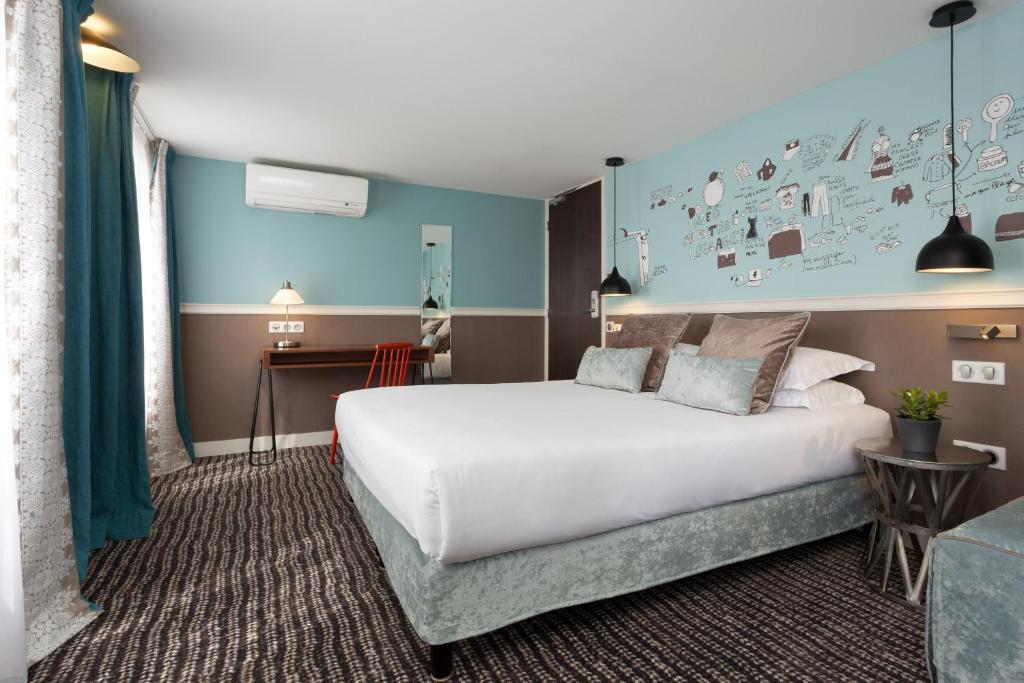 巴黎3普森酒店的一间卧室设有一张大床和蓝色的墙壁