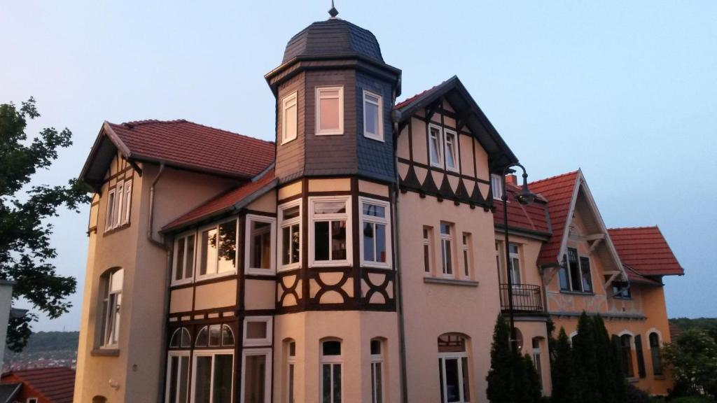 艾森纳赫维特布里克别墅酒店的一座大房子,上面有一座塔