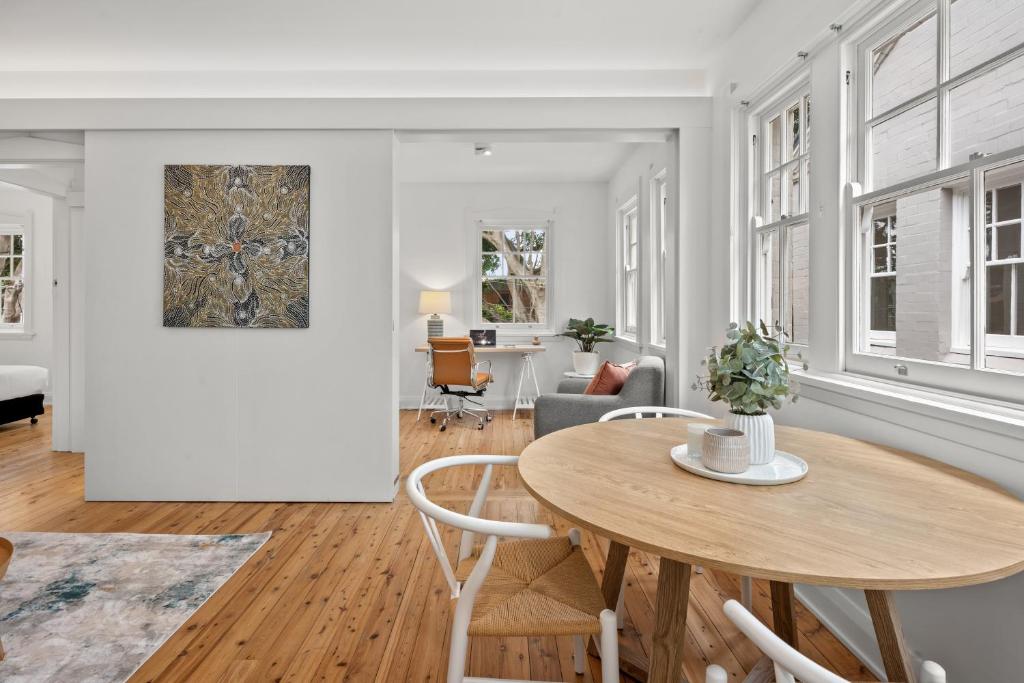 悉尼Mulwarree Avenue Apartments by Urban Rest的客厅配有桌椅