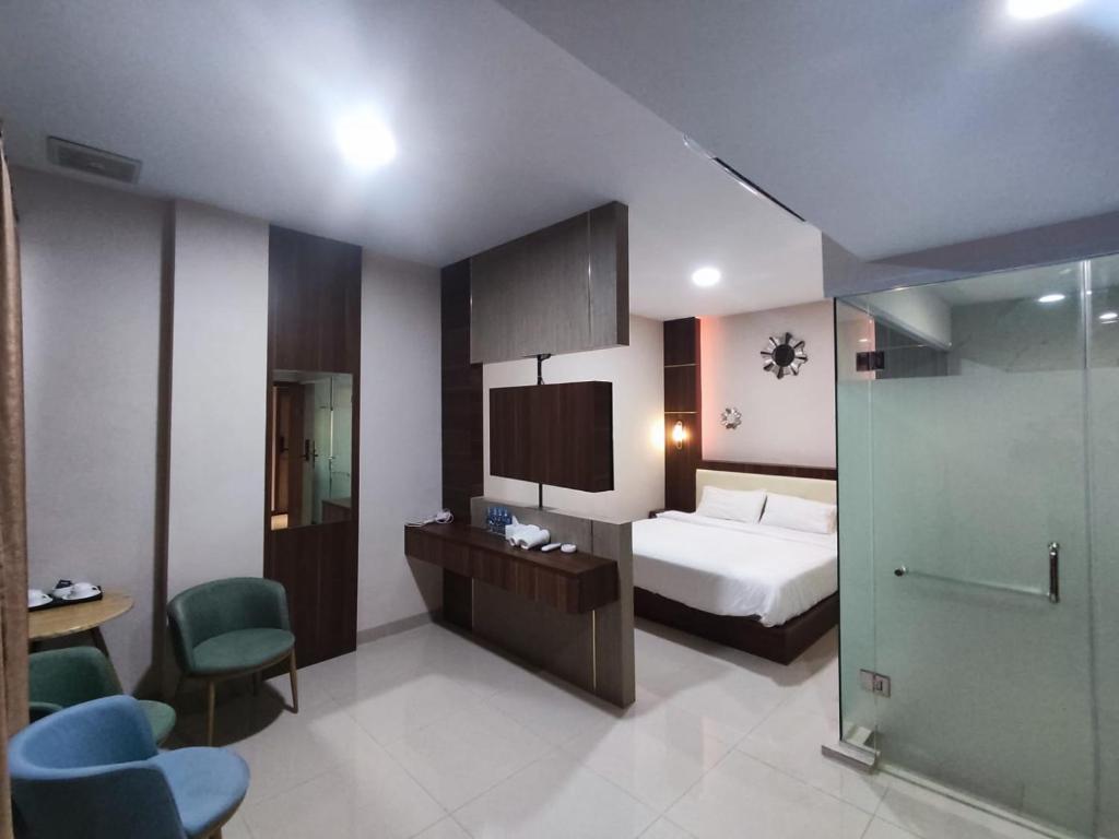 巴淡岛中心Hotel Morena Batam的一间酒店客房 - 带一张床和一间浴室