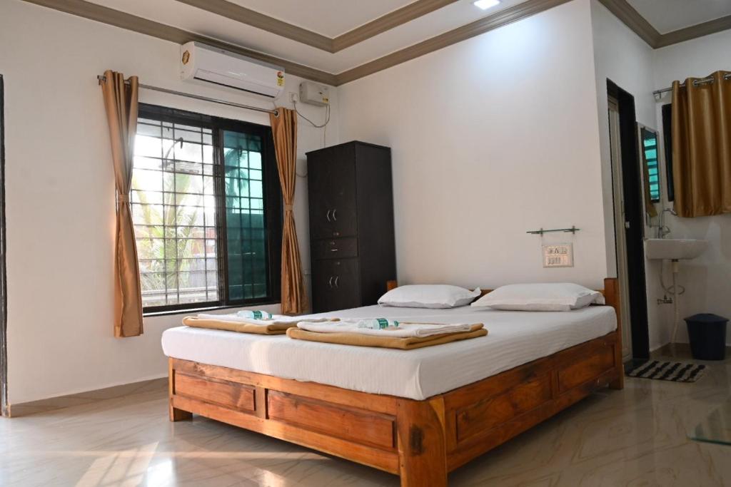 马尔万Hotel Chivla Paradise的一间卧室,卧室内配有一张大床