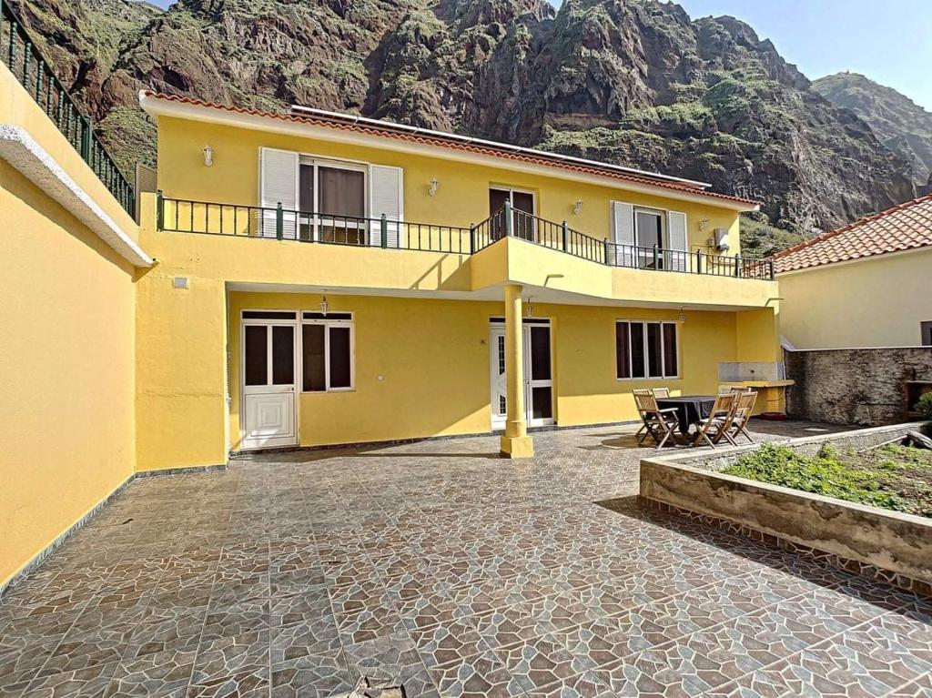 滨海保尔Vila Feliz的山前带露台的黄色房子