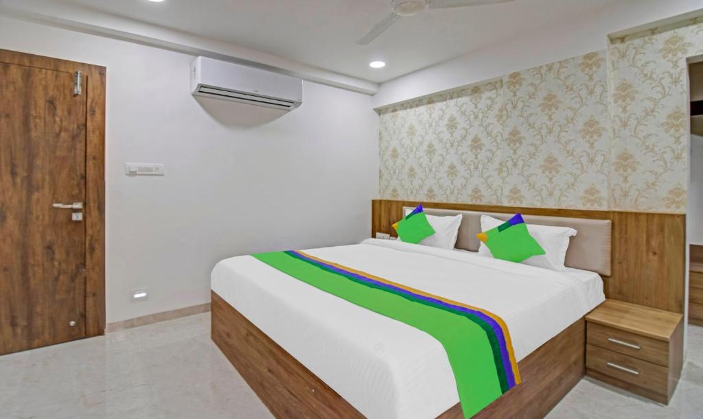 那格浦尔Treebo Trend Chandraprasth Residency的卧室配有一张床