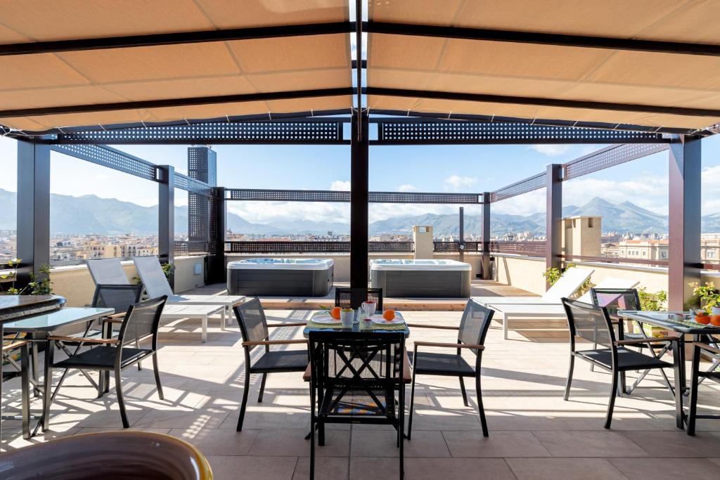 巴勒莫Palermo Blu - Multi Suite的一个带桌椅的庭院,享有城市美景。