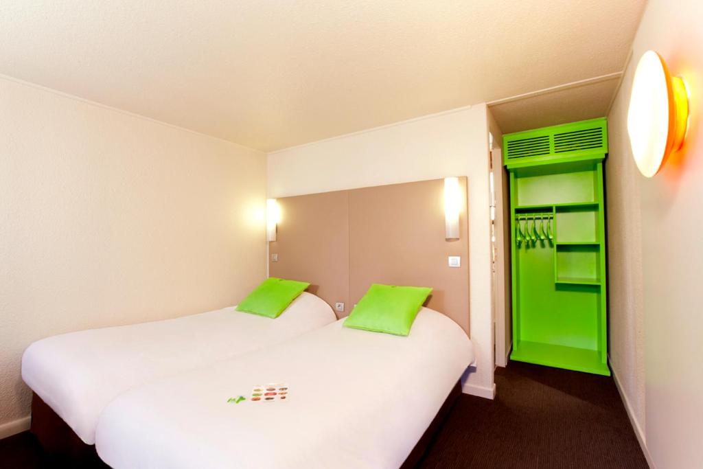 朗斯兰斯钟楼酒店的绿色调的客房内的两张床