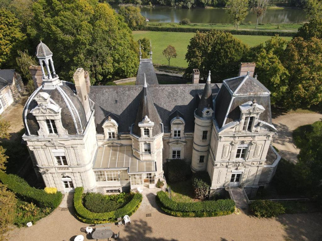 BouchemaineChâteau le Fresne的享有庄园的空中景色,拥有一座大房子