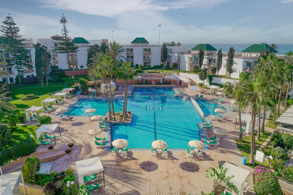阿加迪尔Agadir Beach Club的享有度假村游泳池的空中景致