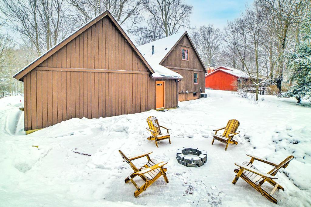 霍兰Holland Home with Fire Pit - Walk to Lake!的谷仓前雪地里一群长椅