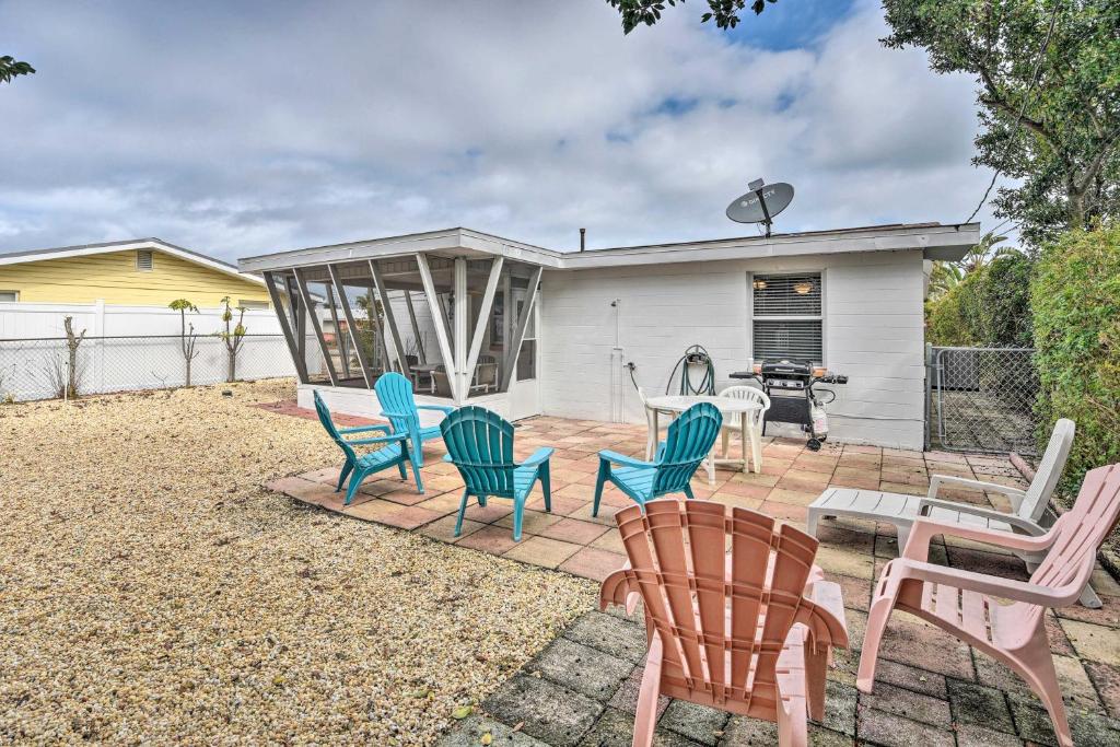 奥蒙德海滩Charming Ormond Beach Home - Walk to Beach!的一个带桌椅和烧烤架的庭院
