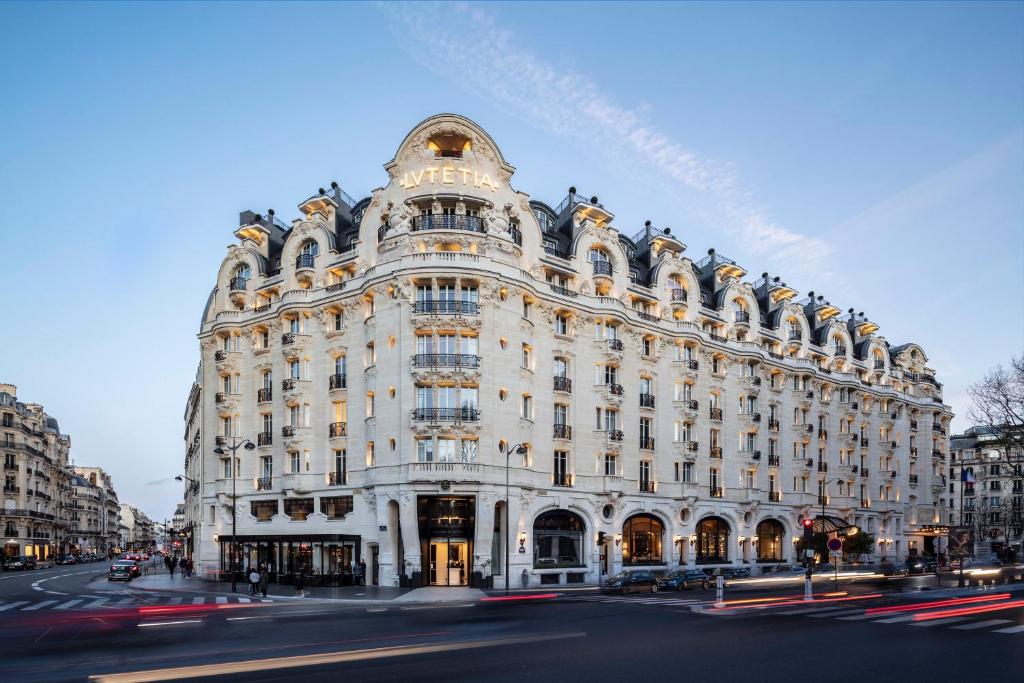 巴黎Hotel Lutetia的一条城市街道上的白色大建筑