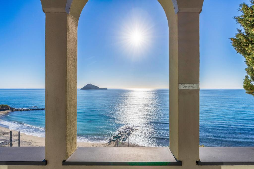 阿拉西奥Baba Residences的透过窗户可欣赏到海景
