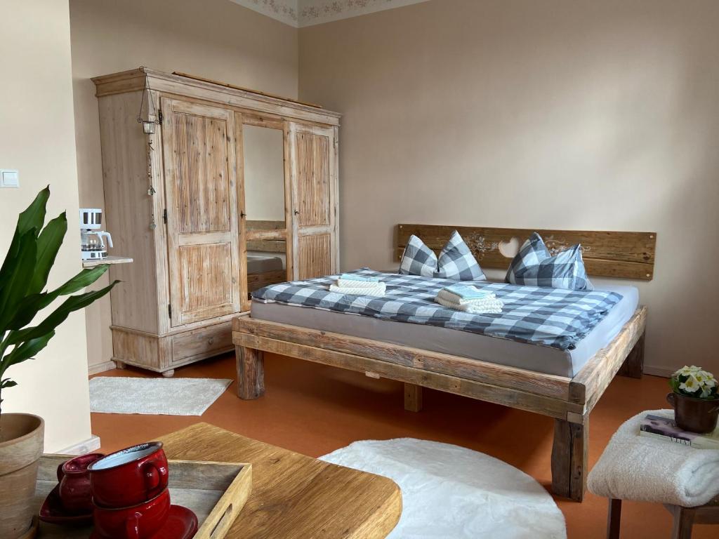 MöllenbeckSt.Moritz -Quadenschönfeld的一间卧室配有一张床和一个木制橱柜