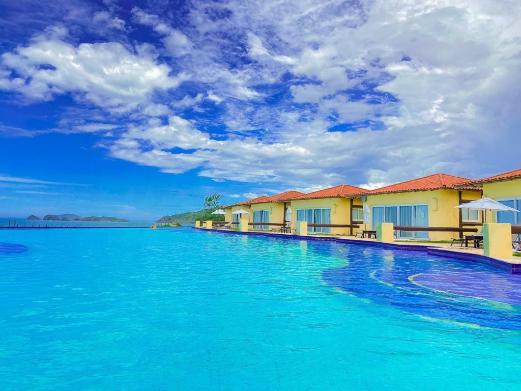布希奥斯Búzios Beach Resort的蓝色海水度假村的游泳池