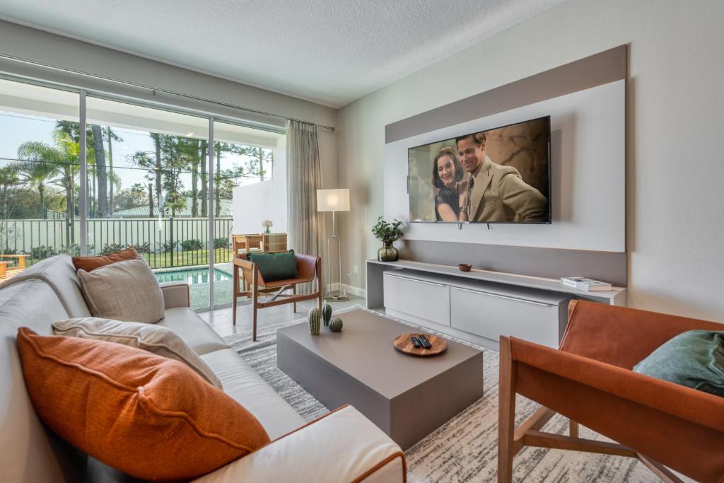 奥兰多Formosa Valley by UNE Homes的带沙发和电视的客厅