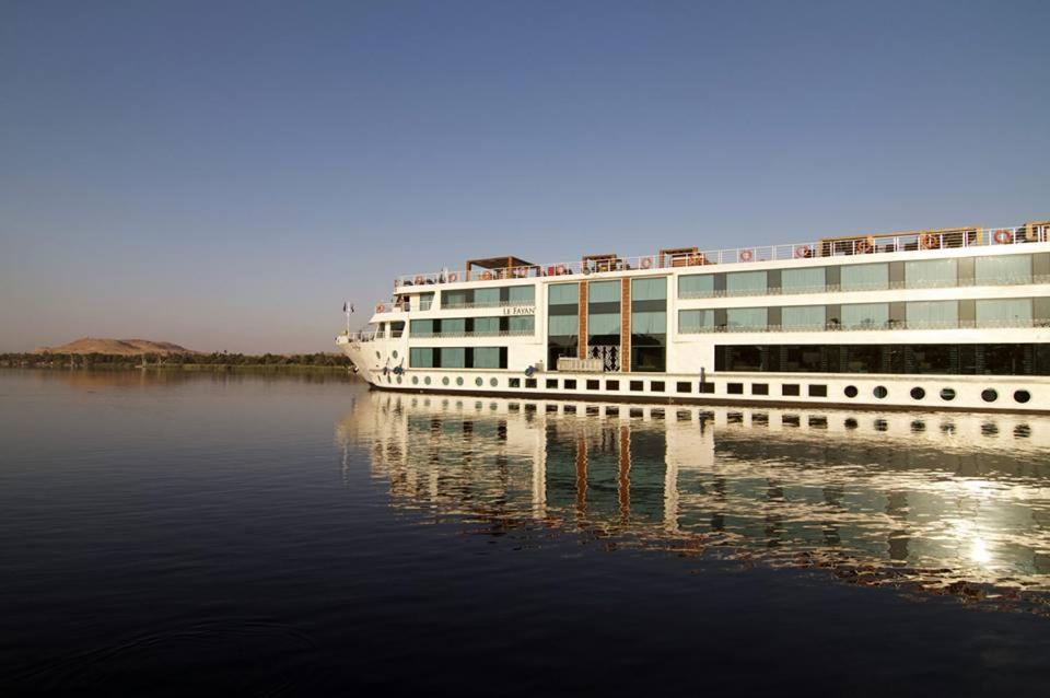 卢克索Le Fayan Nile Cruise - Every Thursday from Luxor for 07 & 04 Nights - Every Monday From Aswan for 03 Nights的一艘游轮停靠在水中