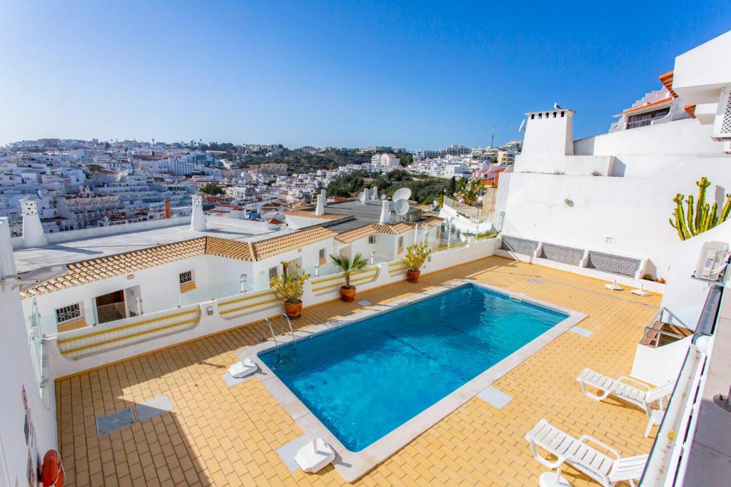 阿尔布费拉Clube do Monaco的屋顶上的游泳池,享有美景