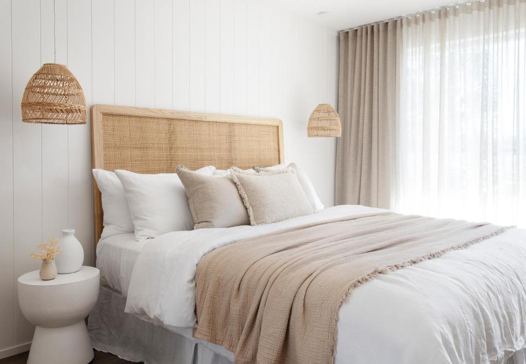 玛志洛Loea Boutique Hotel的白色的卧室设有一张大床和一个窗户