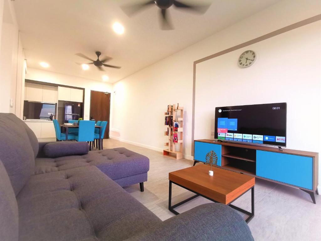 雪邦Bell Family Suite @Sepang Kota Warisan KLIA的带沙发和平面电视的客厅