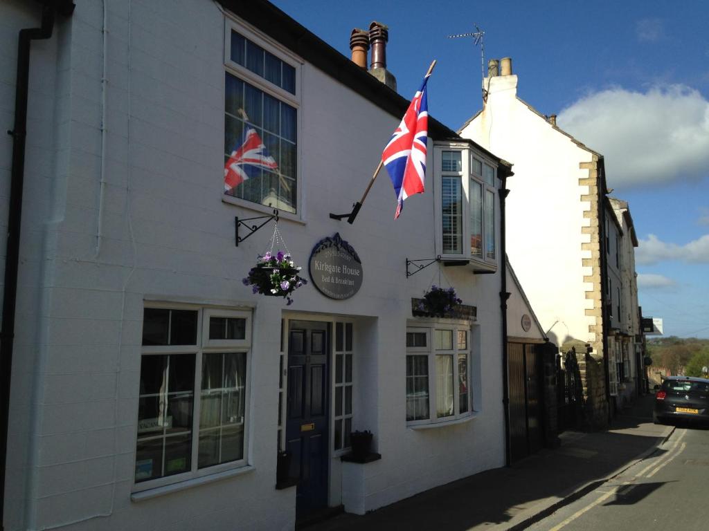 纳尔斯伯勒基尔克加特之屋酒店的两面英国国旗在白色建筑外飞