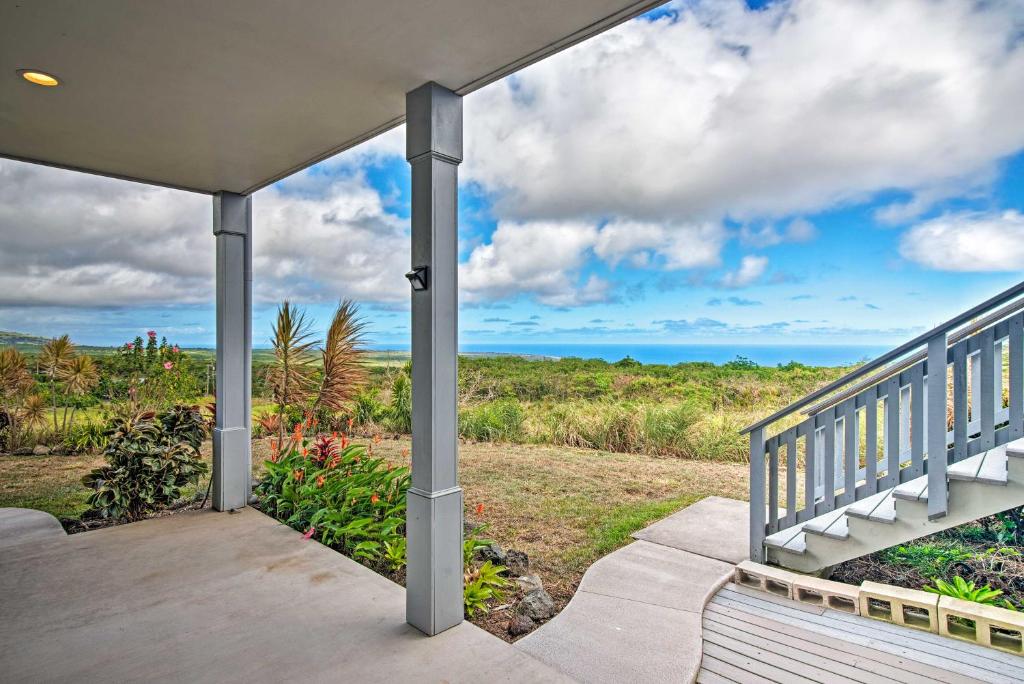 NaalehuThe Aloha Green House Retreat with Ocean Views!的从房子的门廊上可欣赏到风景