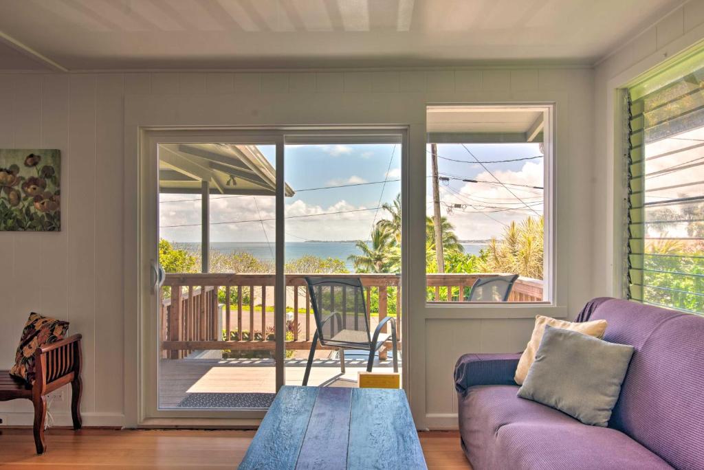希洛Hilo Apartment Ocean Views on the Hamakua Coast!的一间带紫色沙发的客厅和一个阳台
