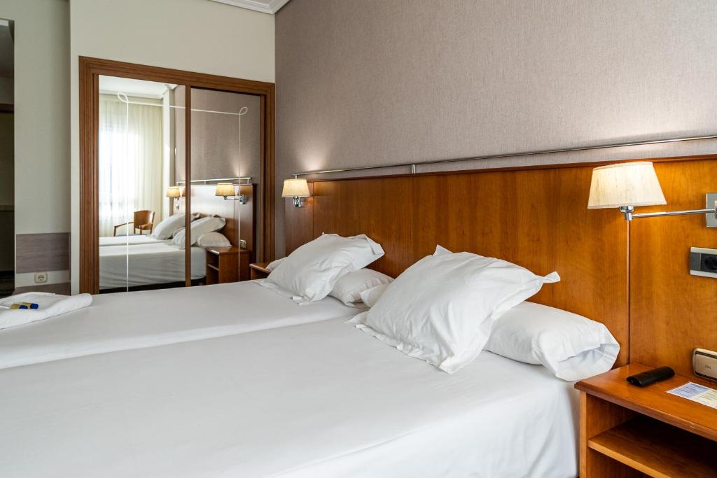 康姆波斯特拉苏伊德酒店客房内的一张或多张床位