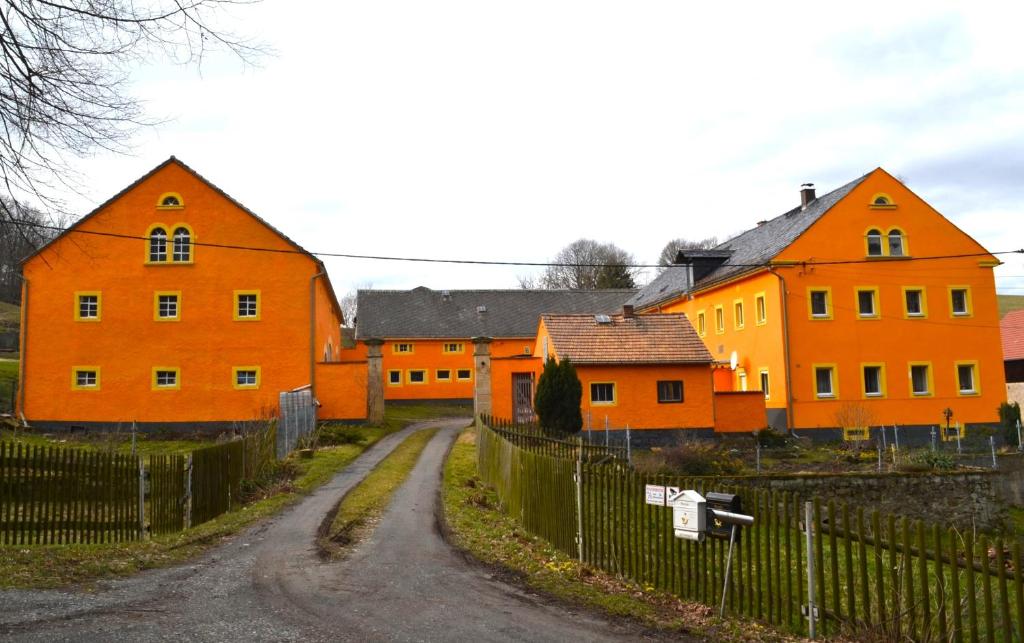LiebstadtFerienwohnung Klüger Seitenhain的土路上的一群橙色房子