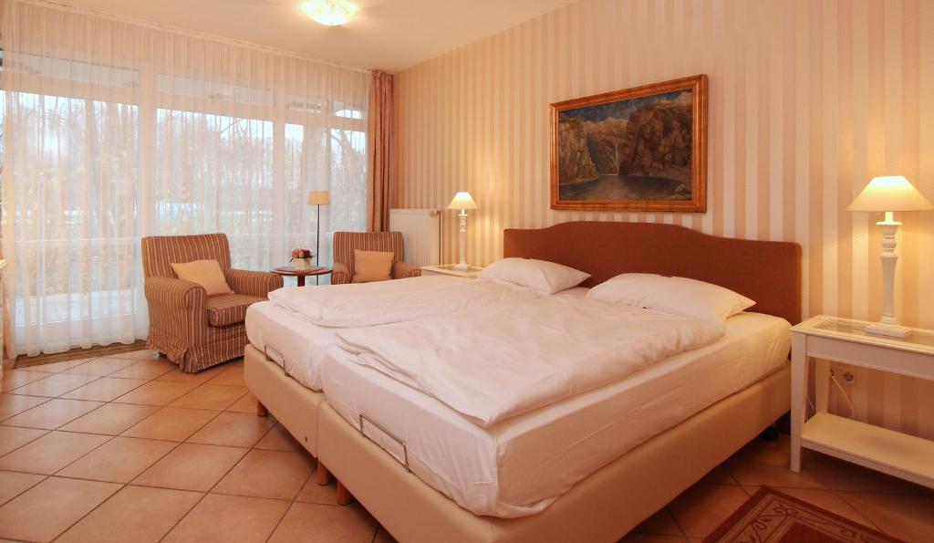 奥斯赛拜-屈隆斯博恩Ferienwohnung Antonia的卧室配有一张白色大床