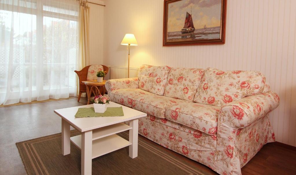 奥斯赛拜-屈隆斯博恩Ferienwohnung Muschelsucher的客厅配有沙发和桌子
