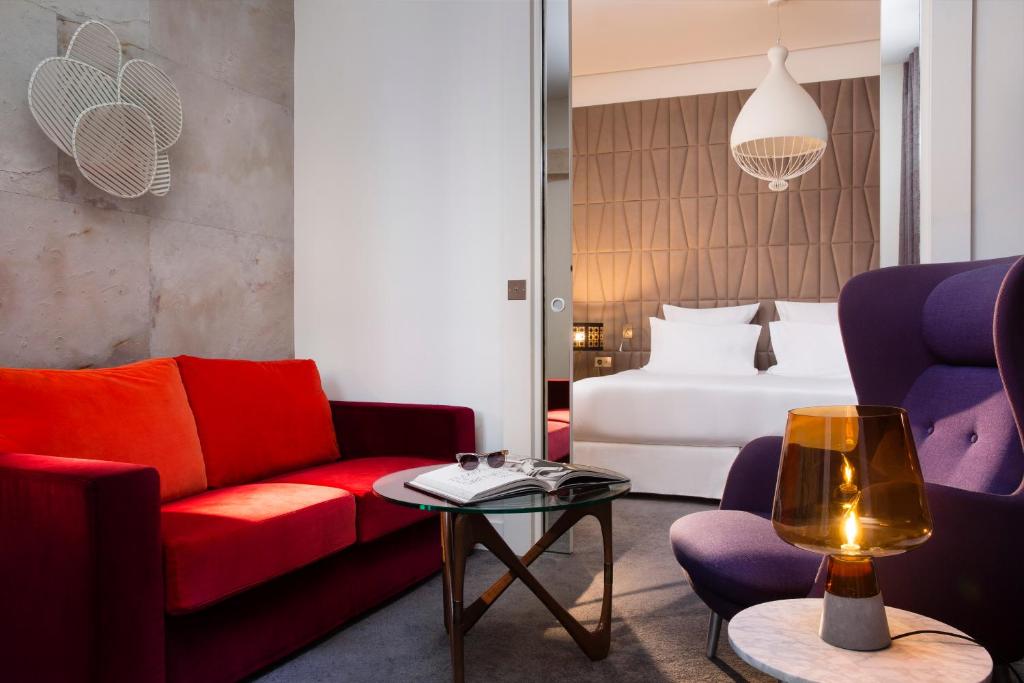 巴黎杜邦史密斯酒店的客厅配有沙发和1张床