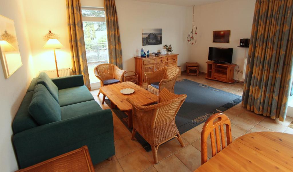 奥斯赛拜-屈隆斯博恩Ferienwohnung Warnke的客厅配有沙发和桌子