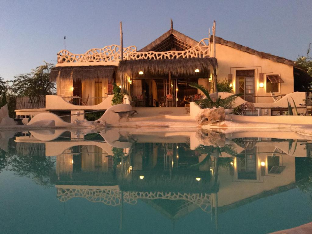 AnkilibeBakuba Lodge - Le petit hôtel du Voyageur的一座房子前面设有游泳池