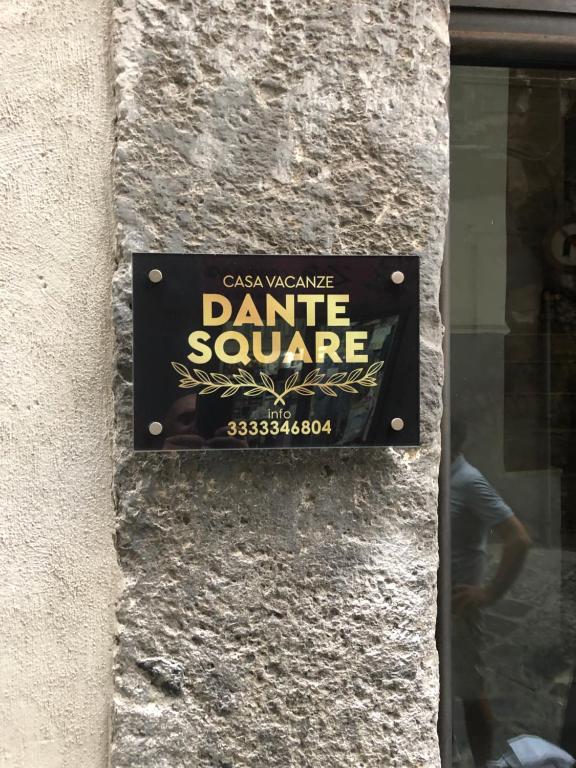 那不勒斯Dante Square的建筑物一侧的舞曲标牌