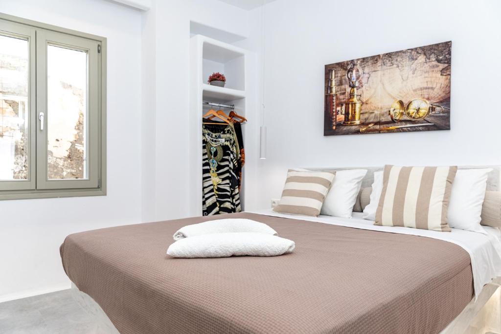 纳克索乔拉Depis castle Renata luxury apartments的一间卧室设有两张床和窗户。