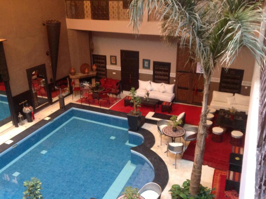 马拉喀什里亚德西霸旅馆的棕榈树客厅里的一个大型游泳池