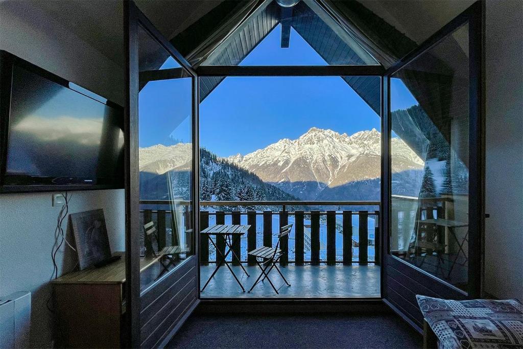 OzL'Alp'Oz的客房设有山景大窗户。